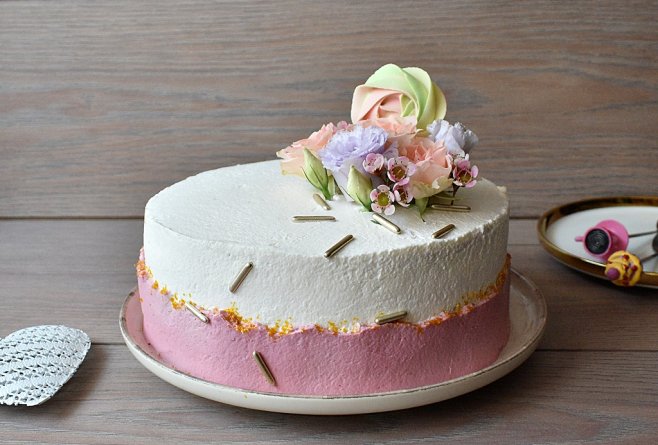 Tort cu crema de fistic, ciocolata si zmeura