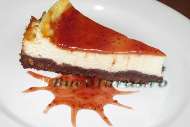 Cheesecake cu sos de capsuni