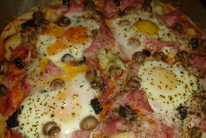 Pizza cu mortadella, ciuperci si oua