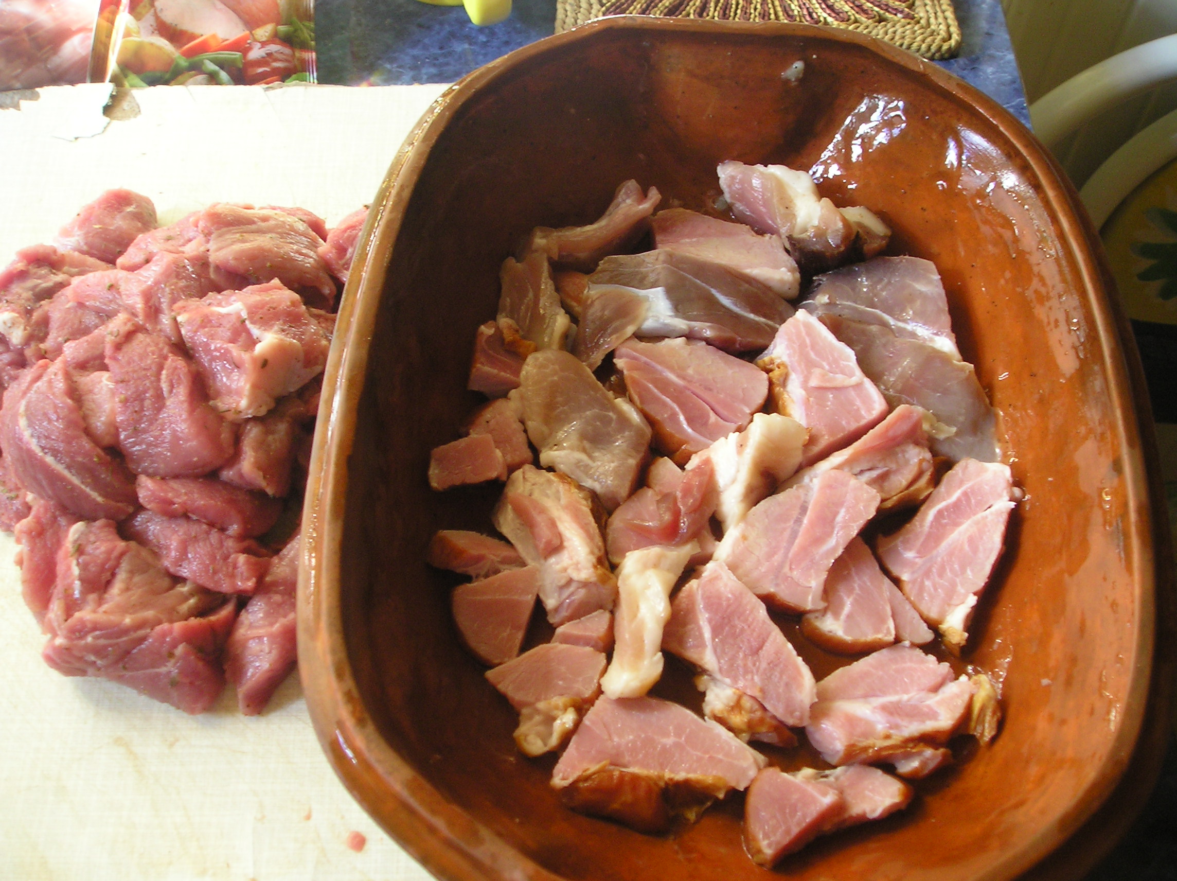 Carne de porc proaspata si afumata,cartofi si bureti,in vasul roman