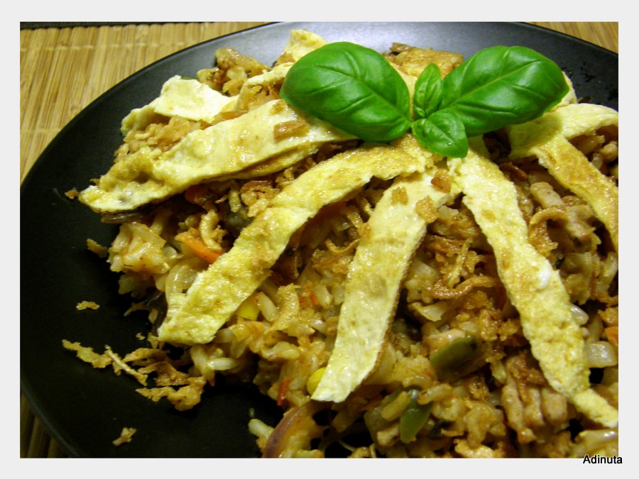 Nasi Goreng sau reteta indoneziana de orez calit cu carne, legume si oua