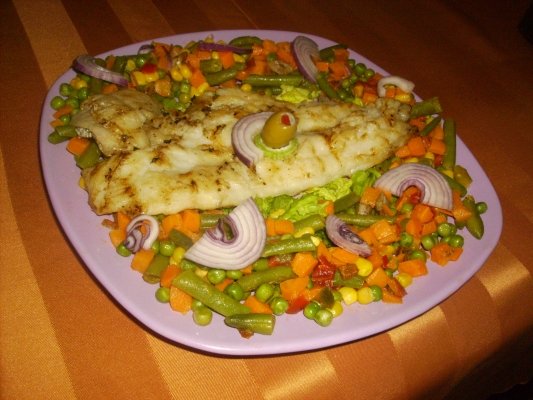 File de pangasius pe grill cu amestec de legume