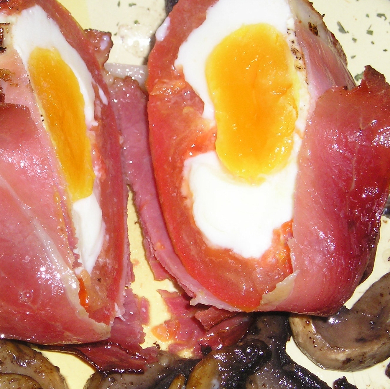 Ochiuri in rosii invelite cu prosciutto