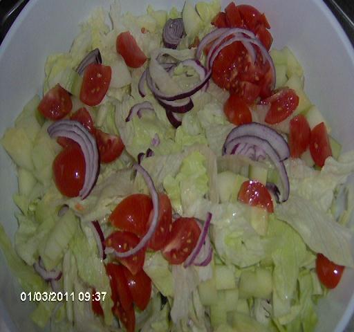 Eisbergsalat cu legume,telemea si somon in sos de mozzarella