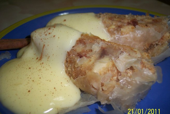 Strudel cu sos de vanilie