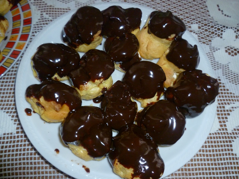 Profiterol cu glazura de ciocolata si topping de caramel