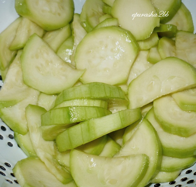 Salata de spanac cu ciuperci si dovlecei pane