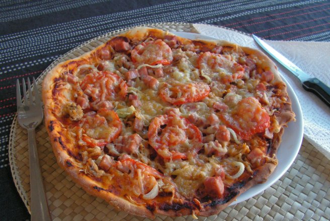 Pizza de casa cu somon si sunca