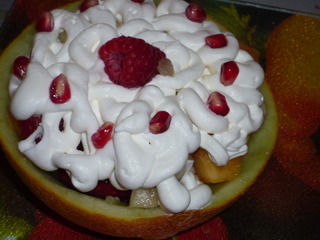 Salata de fructe in coaja de pepene