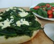 Pizza cu spanac si pesto cu o salata de capsuni cu spanac-13