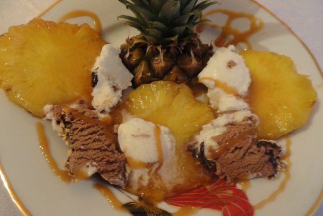 Ananas caramelizat cu inghetata