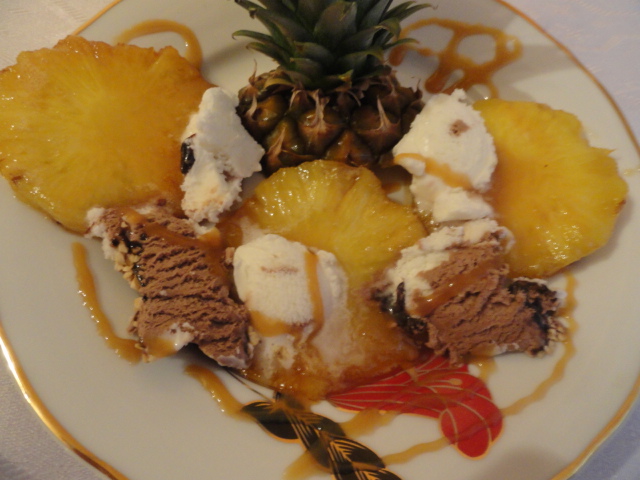 Ananas caramelizat cu inghetata