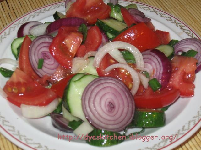 Salata  de rosii, ceapa si castraveti - vedeta in bucataria mea