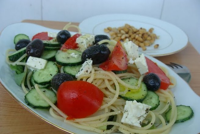 Salata greceasca cu spaghetti