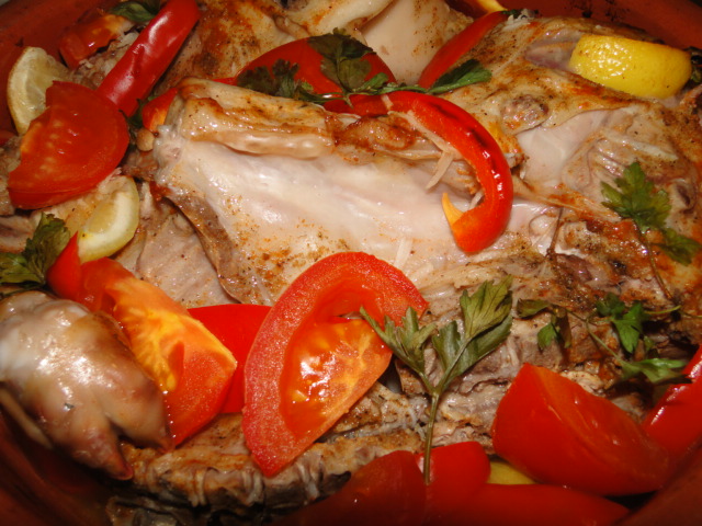 Purcelus de lapte la cuptor,cu garnitura din legume si ciuperci