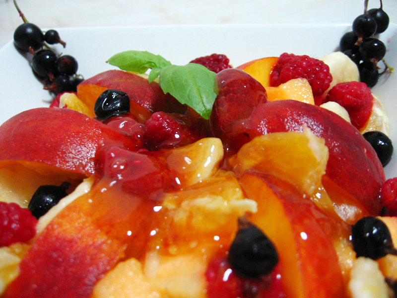 Salata de fructe cu serbet lamaie si busuioc
