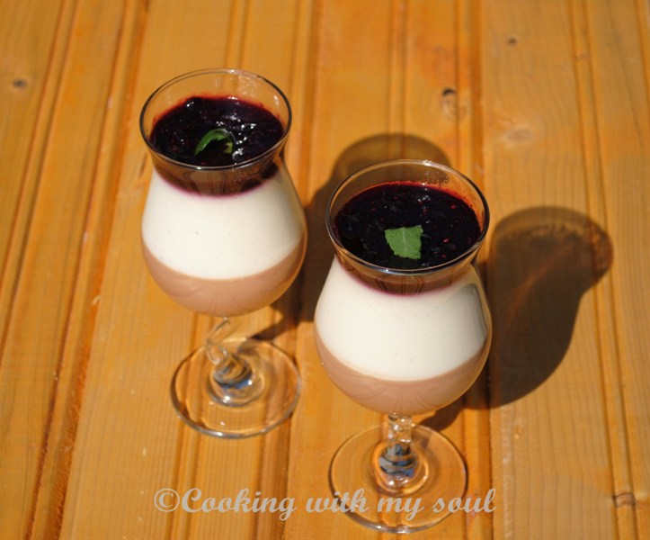 Panna cotta cu ciocolata si topping de fructe de padure