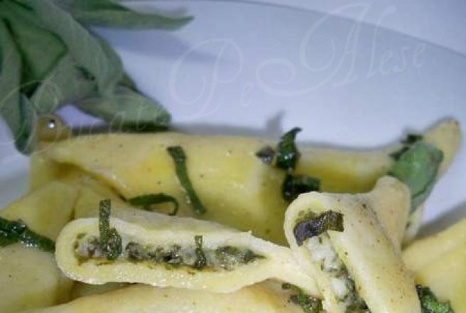 Ravioli cu spanac si branza aromati in unt si salvie