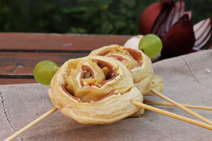 Rulouri aperitiv cu sunca si masline