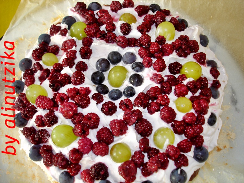 Pavlova cu budinca si fructe