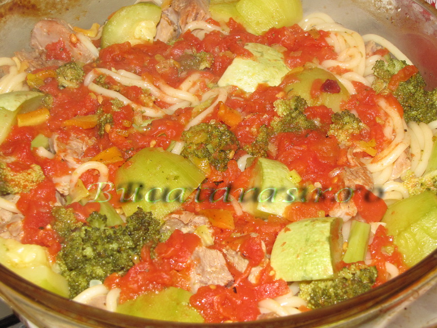 Spaghete cu curcan, broccoli si dovlecei