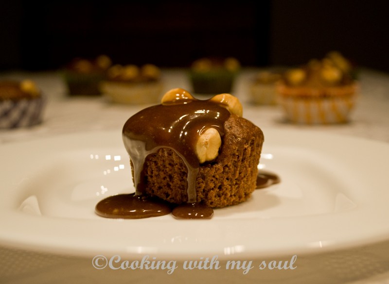 Cupcakes cu cacao si topping de caramel