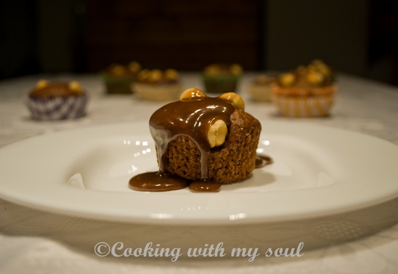 Cupcakes cu cacao si topping de caramel