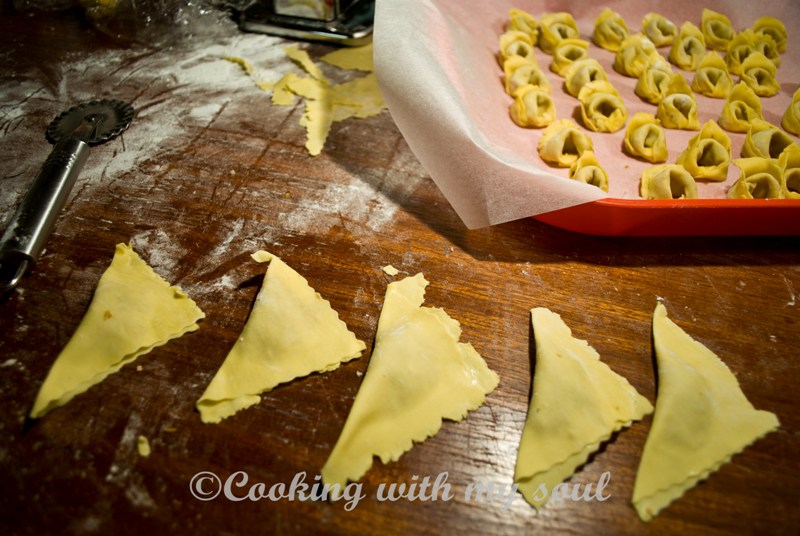 Tortellini de casa cu varza si sos de rosii