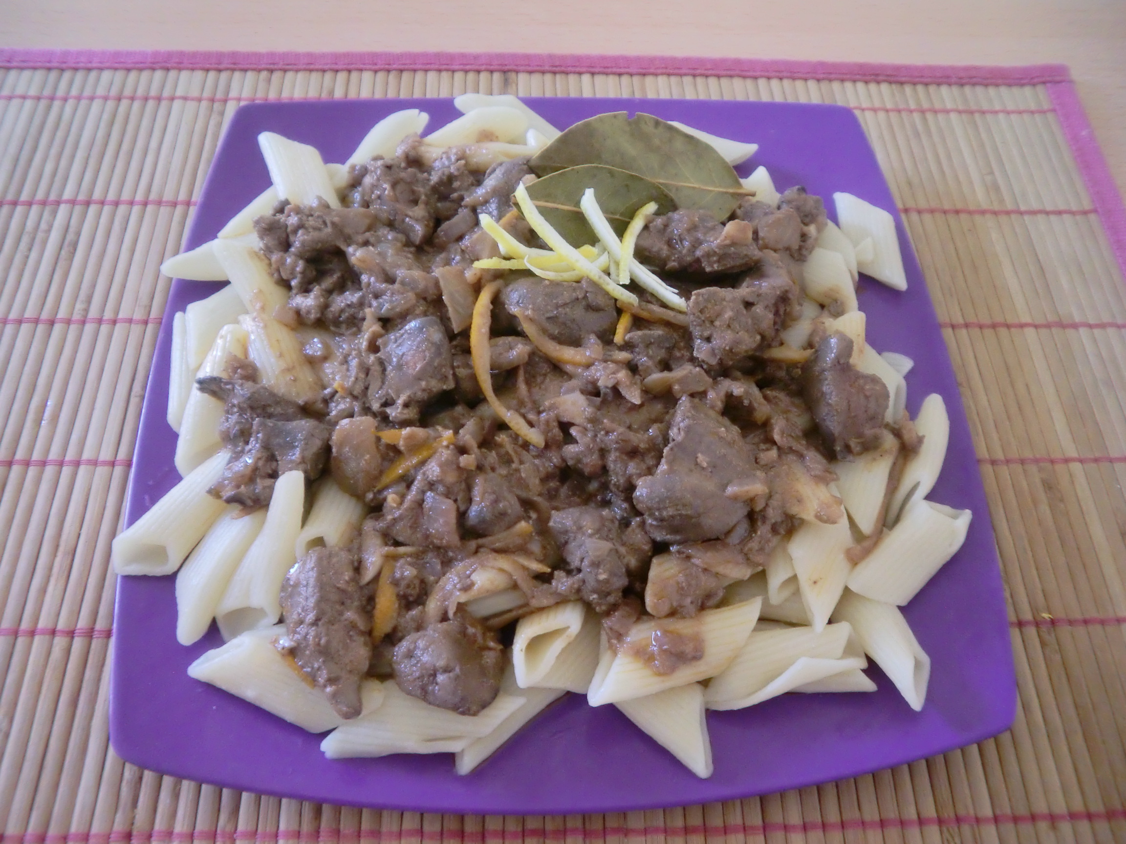 Higado  pollo con penne (Ficat de pui cu paste)