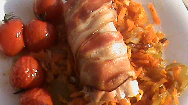 Rulada de pui in manta de bacon