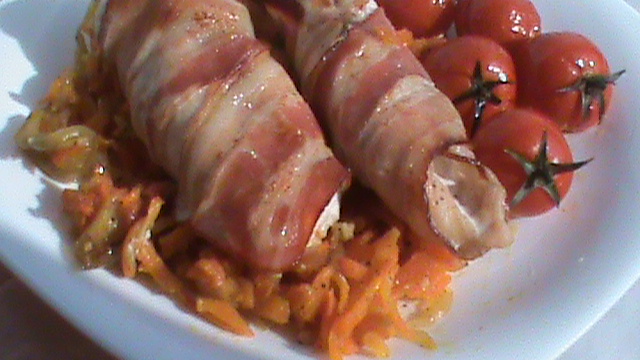 Rulada de pui in manta de bacon