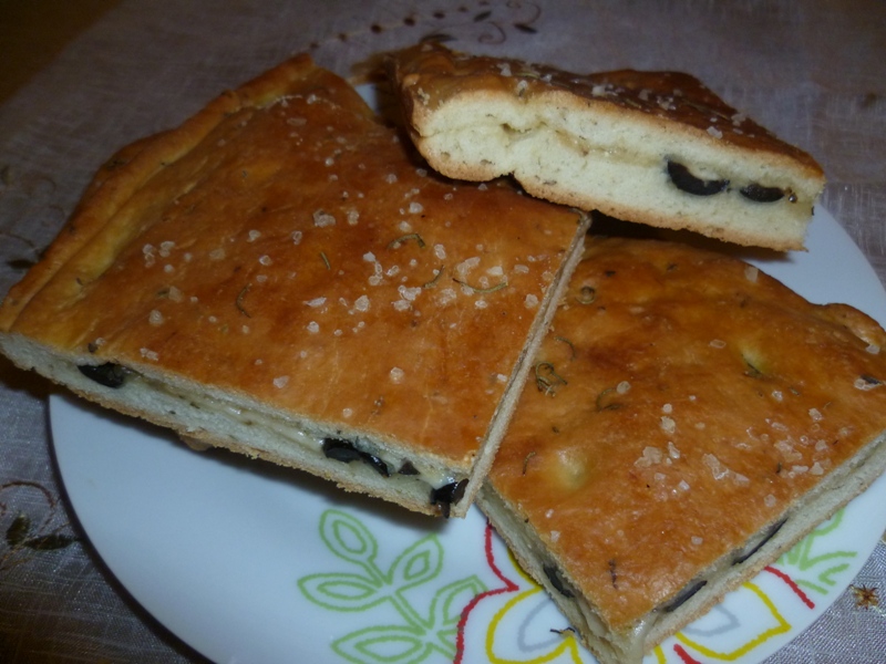 Focaccia umpluta cu ceapa si masline