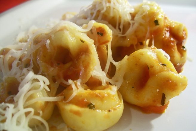 Tortellinni cu carne si sos de rosii