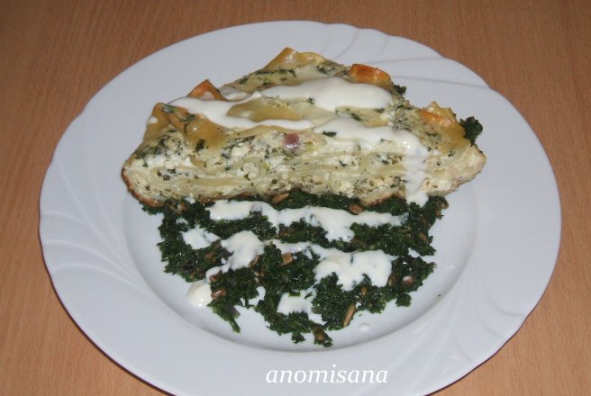 Rulouri de lasagna cu brânză, pe pat de spanac