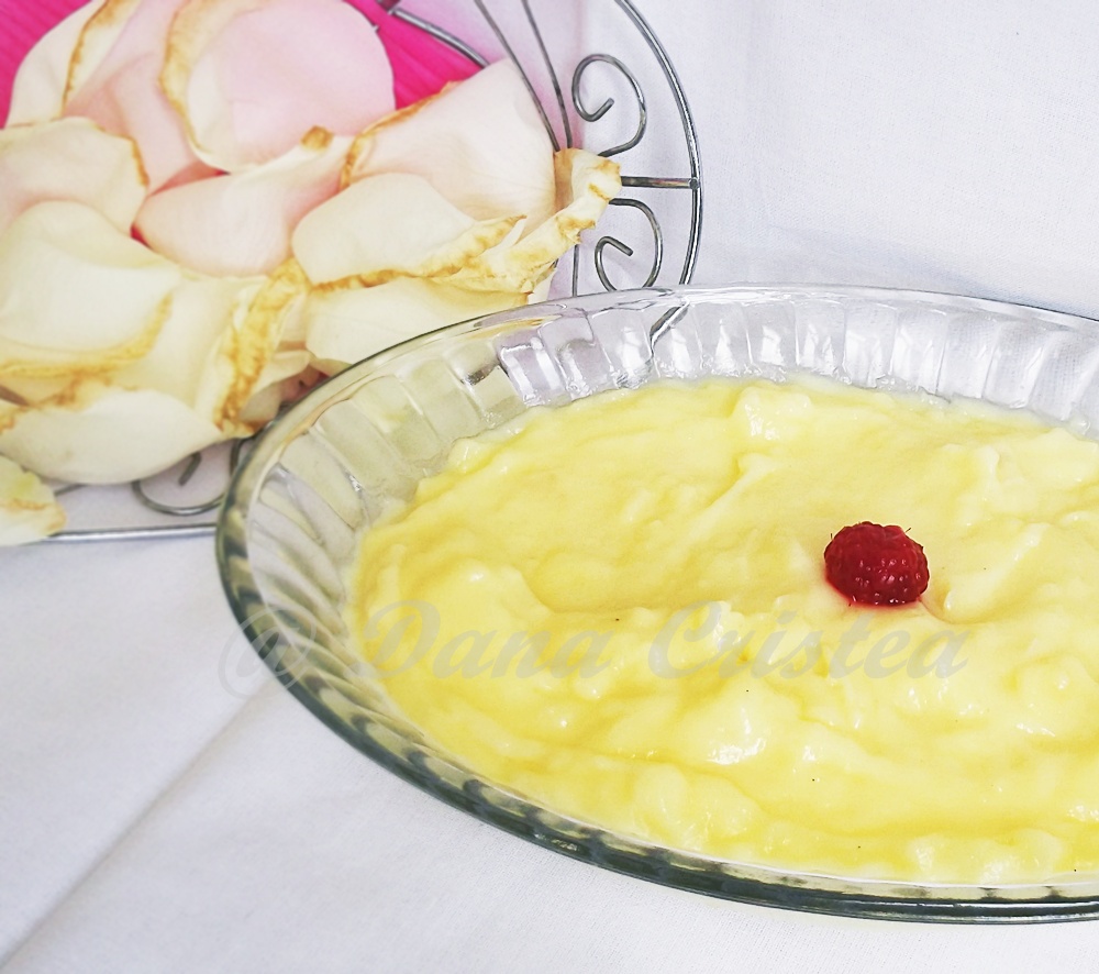 Pavlova cu crema de vanilie si zmeura