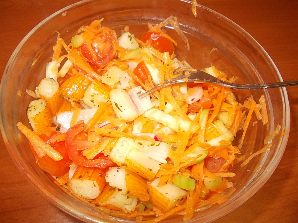 Salata cu surimi (pasta din carne de peste)