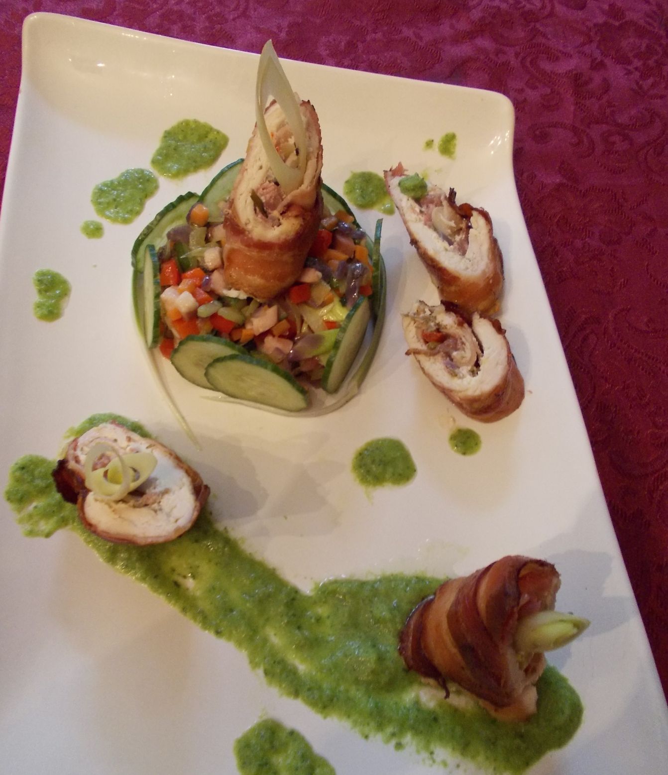 Rulouri din piept de pui umplute cu bacon, capsuni, migdale si legume