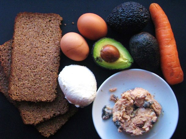 Salata de avocado cu paine de secara si somon