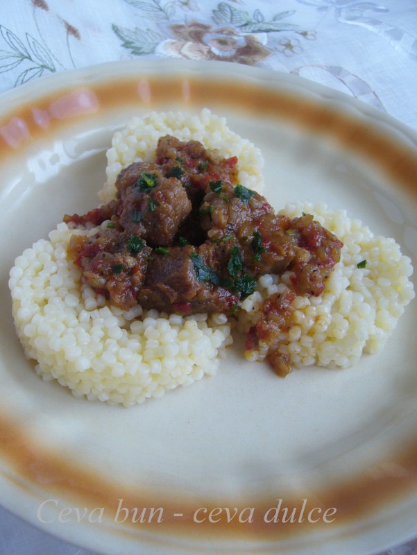 Cous-cous cu tocana de porc