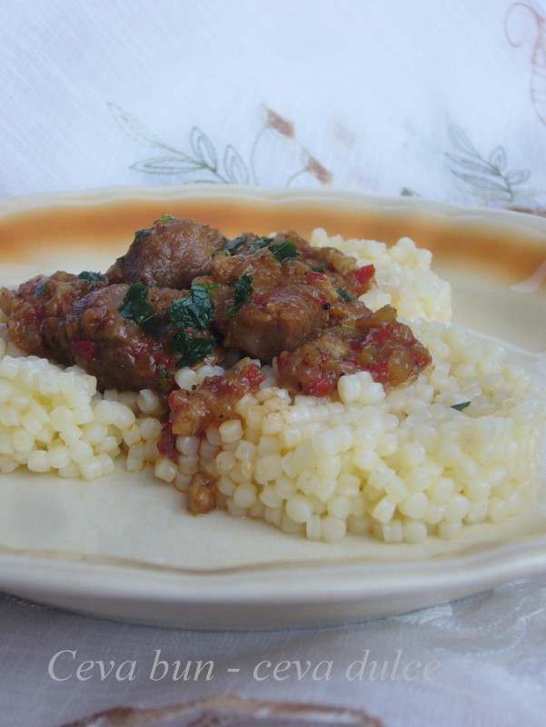 Cous-cous cu tocana de porc