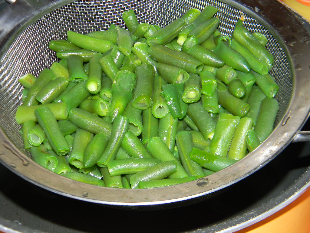 Salata de fasole verde cu maioneza si carnaciori