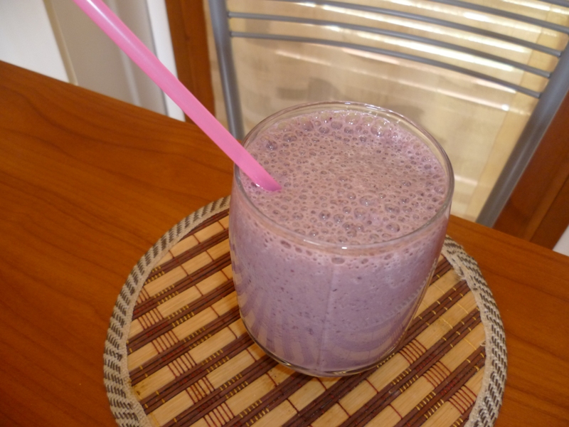 Milkshake de banane cu dulceata de mure