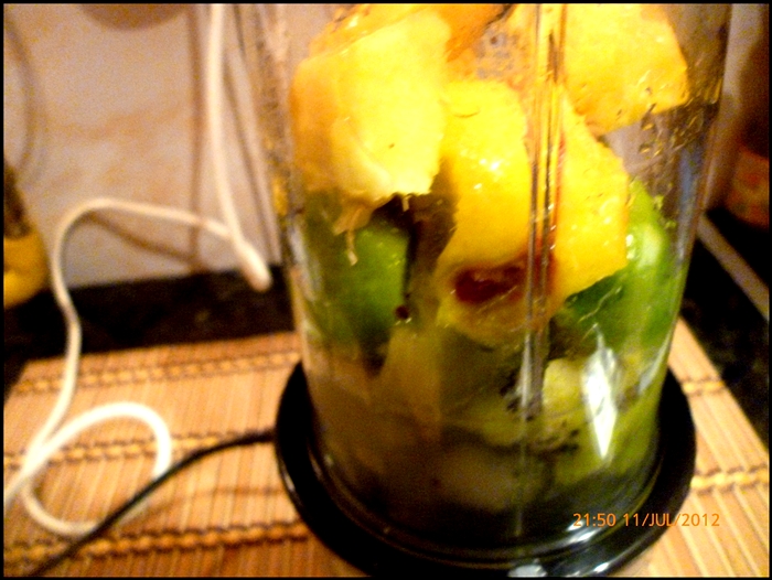 Smoothie de kiwi si piersici