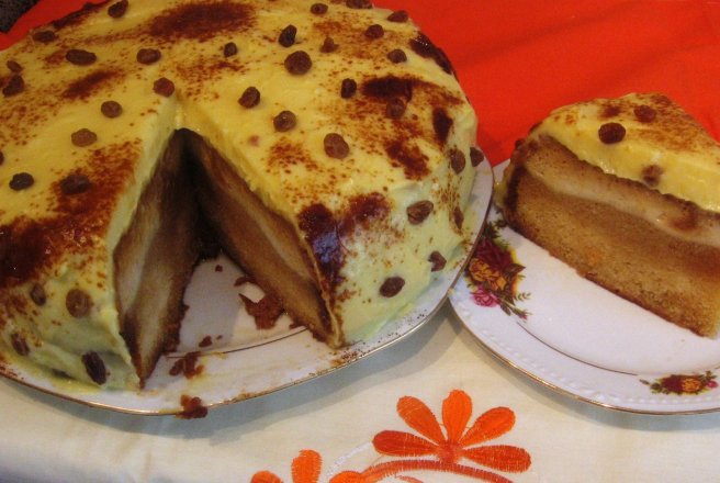 Tort cu crema de zahar ars, crema de vanilie si stafide