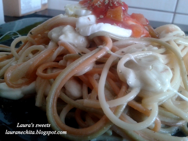 Spaghettini cu mozzarella si sos picant de legume