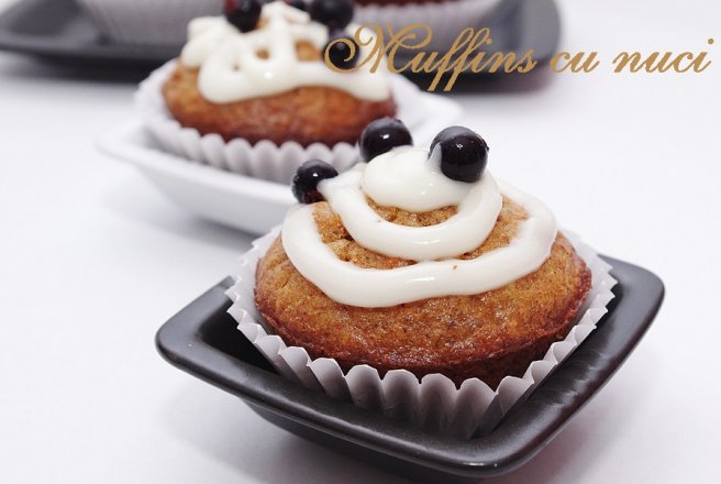 Muffins cu nuci si crema de branza