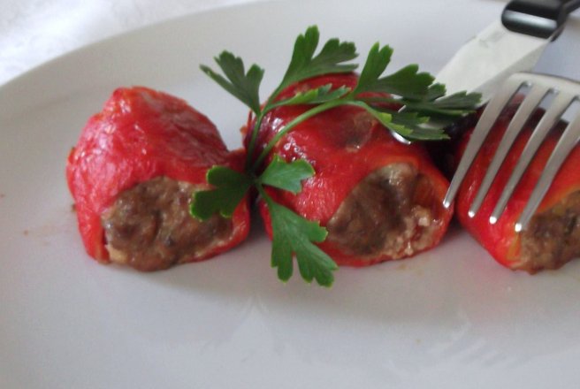 Rulouri din ardei copti cu carne tocata.