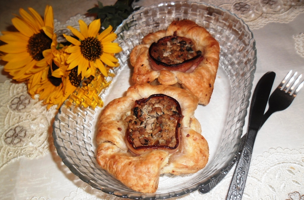 Flori din foietaj cu mixt de legume si carne tocata