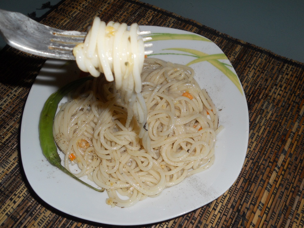 Spaghetti aglio,olio e peperoncino(spaghete cu usturoi,ulei si ardei iute)