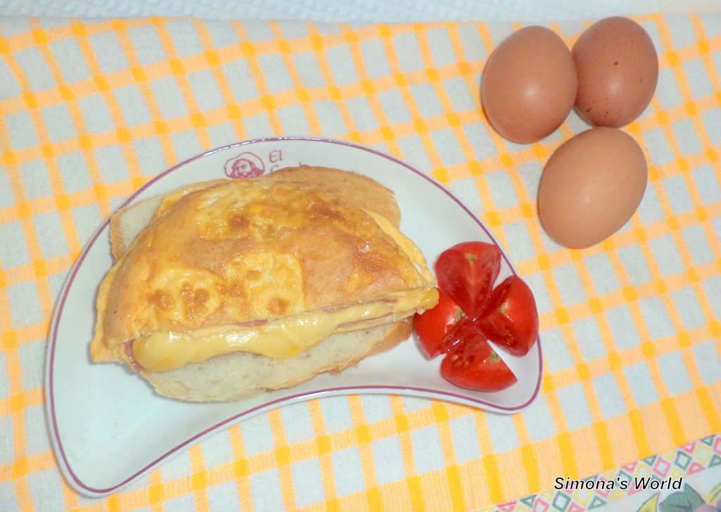 Sandwich cu omleta impaturita